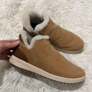 OluKai Malua Hulu Genuine Shearling - Size 9.5 - Waterproof